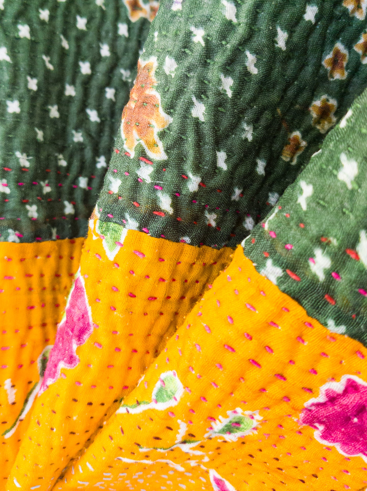 Detailaufnahme der „Flower Patch Club Jacket“, zeigt feine Kantha-Stickerei und Struktur der Stoffbahnen.