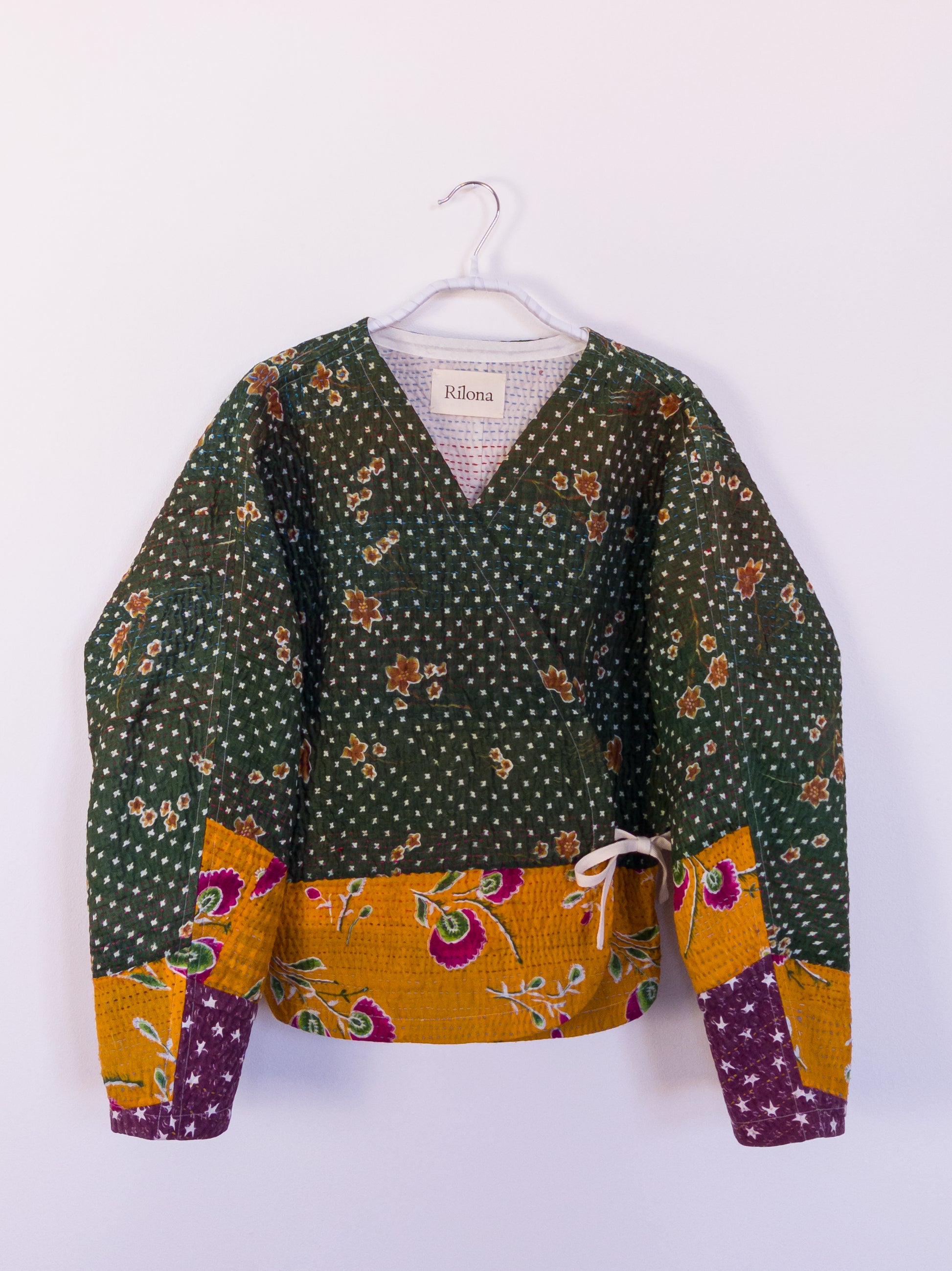Vorderansicht der handgefertigten „Flower Patch Club Jacket“ aus Baumwolle mit bunten Patchwork-Mustern und floralen Druck.