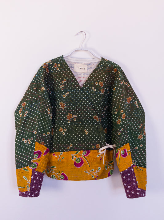 Vorderansicht der handgefertigten „Flower Patch Club Jacket“ aus Baumwolle mit bunten Patchwork-Mustern und floralen Druck.