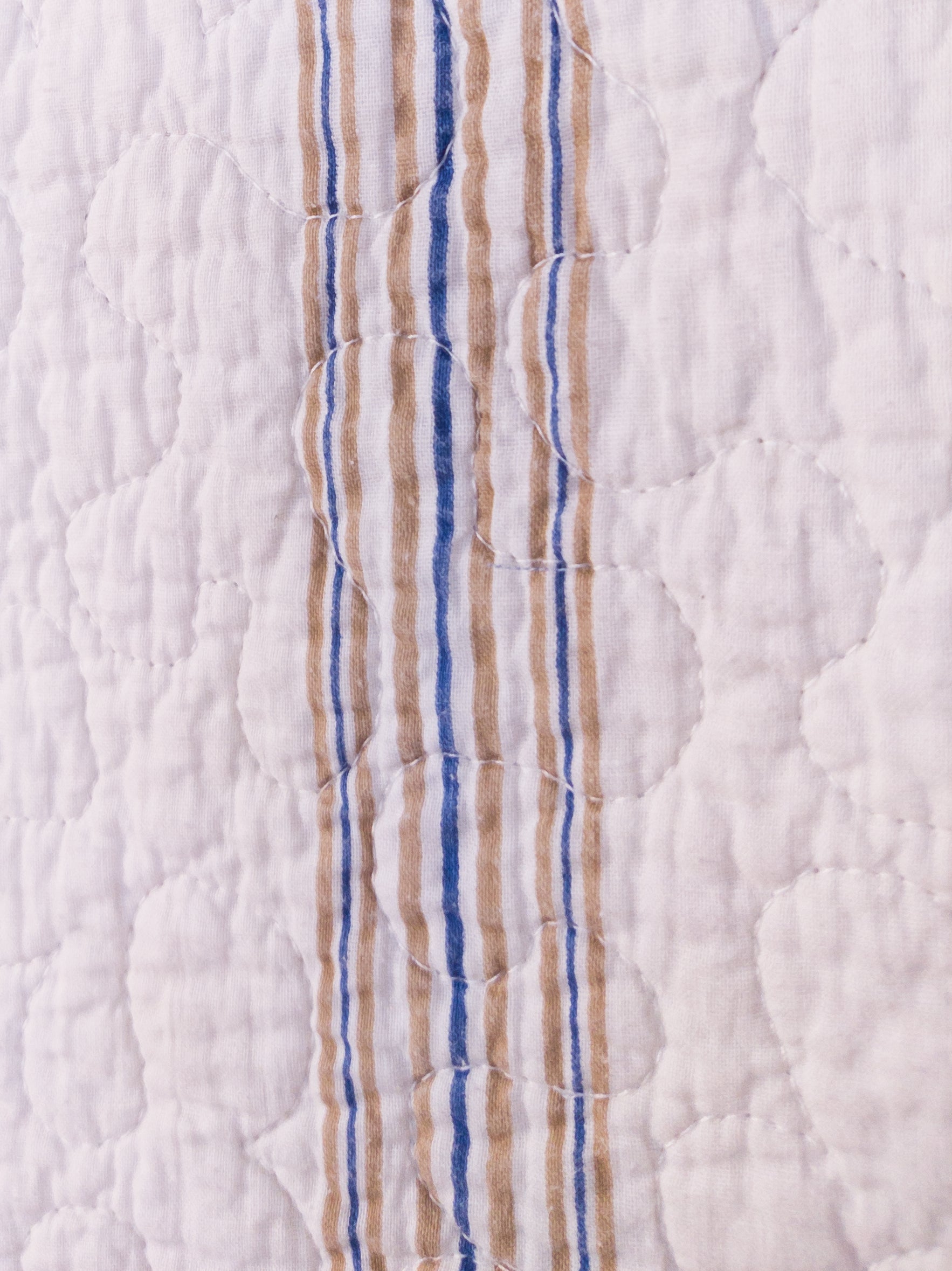 Detailaufnahme der „Heaven’s Stripe Club Jacket“, zeigt die strukturierte Baumwolle und das dezente Streifenmuster.