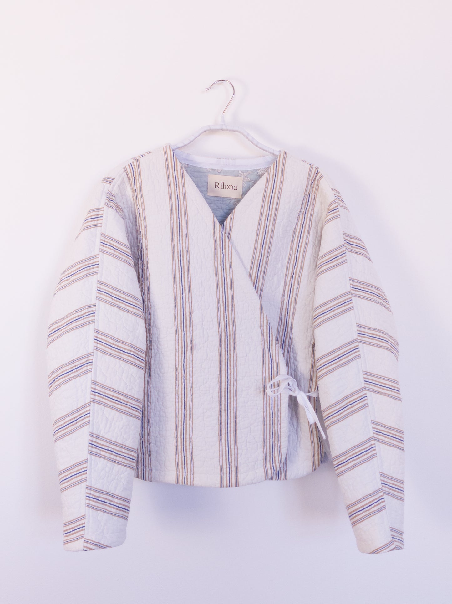 Vorderansicht der handgefertigten „Heaven’s Stripe Club Jacket“ aus Baumwolle mit zarten braunen und blauen Streifen.