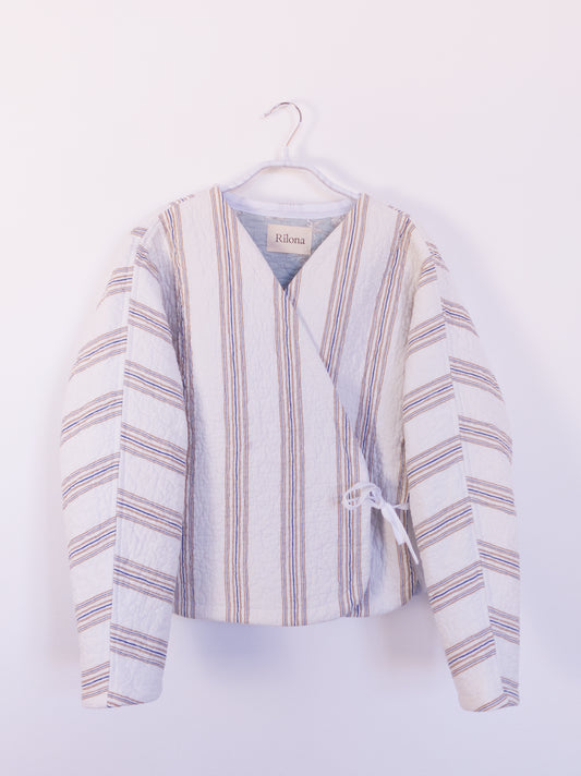 Vorderansicht der handgefertigten „Heaven’s Stripe Club Jacket“ aus Baumwolle mit zarten braunen und blauen Streifen.