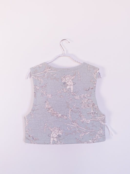 Rückansicht der „Heaven’s Stripe Club Vest“ mit himmlischen Motiven – Engel, Vogelkäfige und feine Blumenranken.