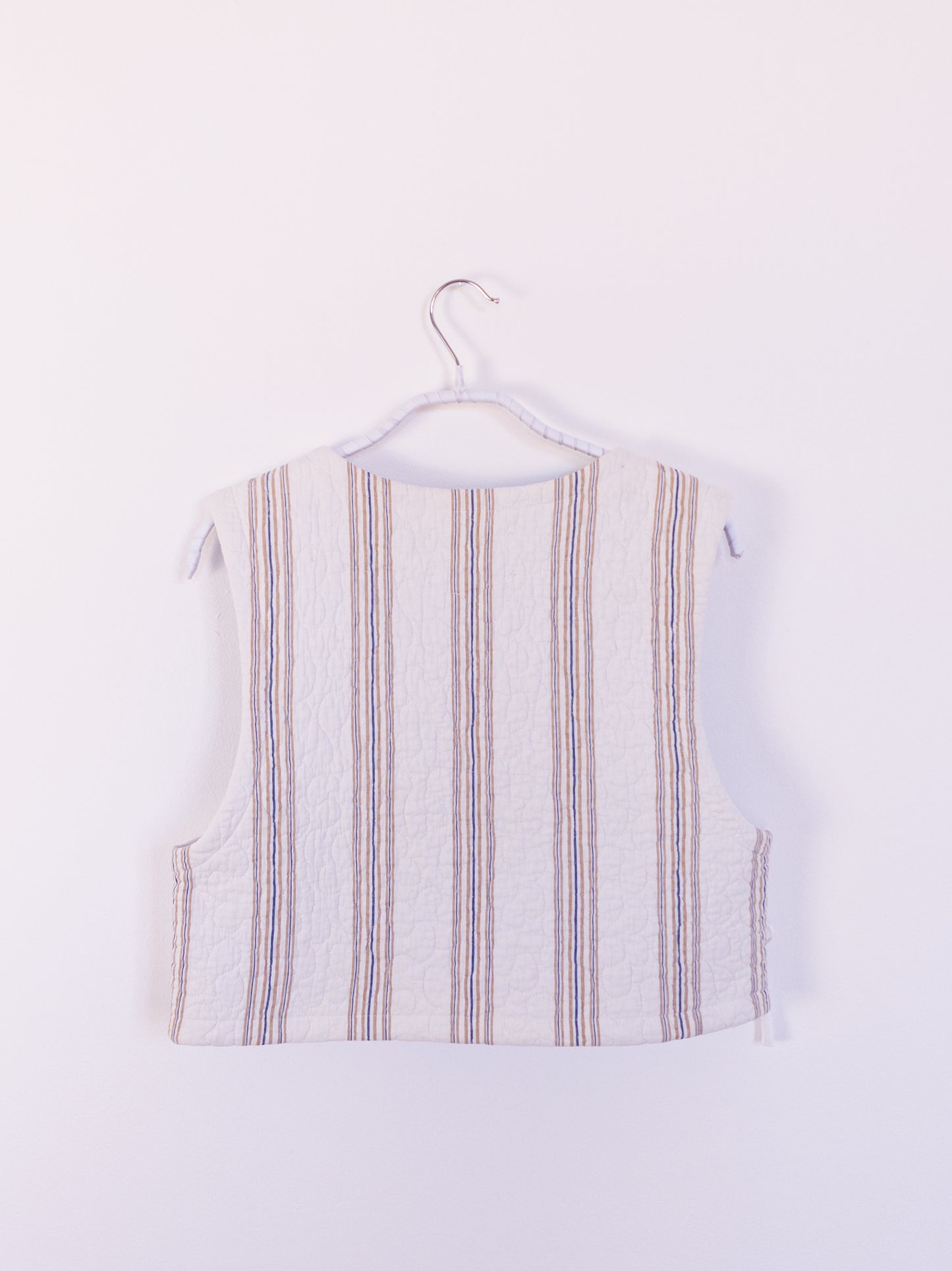 Rückansicht der „Heaven’s Stripe Club Vest“ mit feinen vertikalen Streifen in Creme, Dunkelblau und Braun.