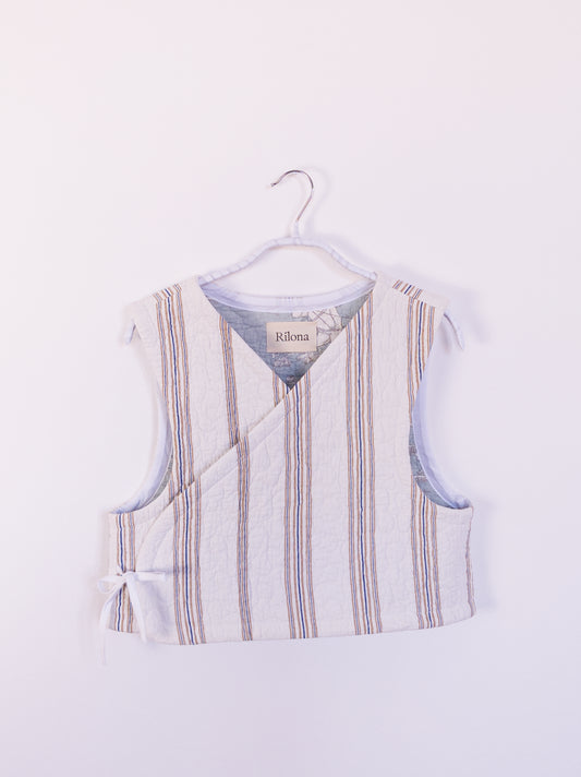Vorderansicht der handgefertigten „Heaven’s Stripe Club Vest“ aus Baumwolle mit zarten beigen und blauen Streifen.
