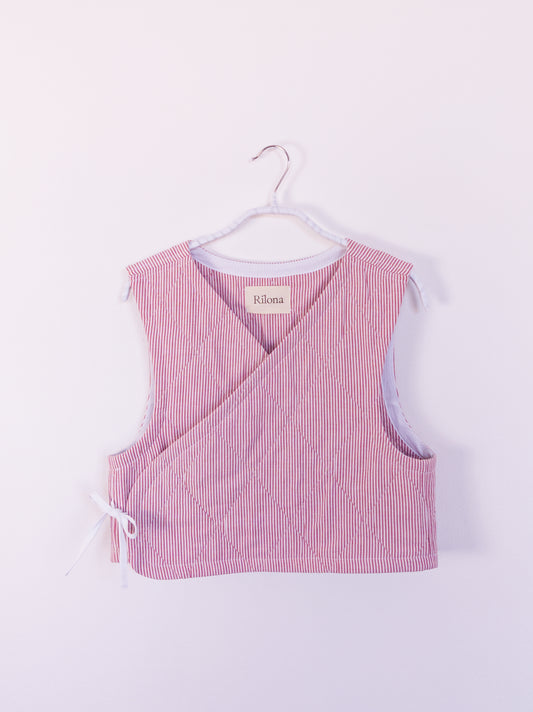 Vorderansicht der handgefertigten „Red Hot Vest“ aus rot-weiß gestreifter Steppdecke mit rautenförmiger Absteppung.