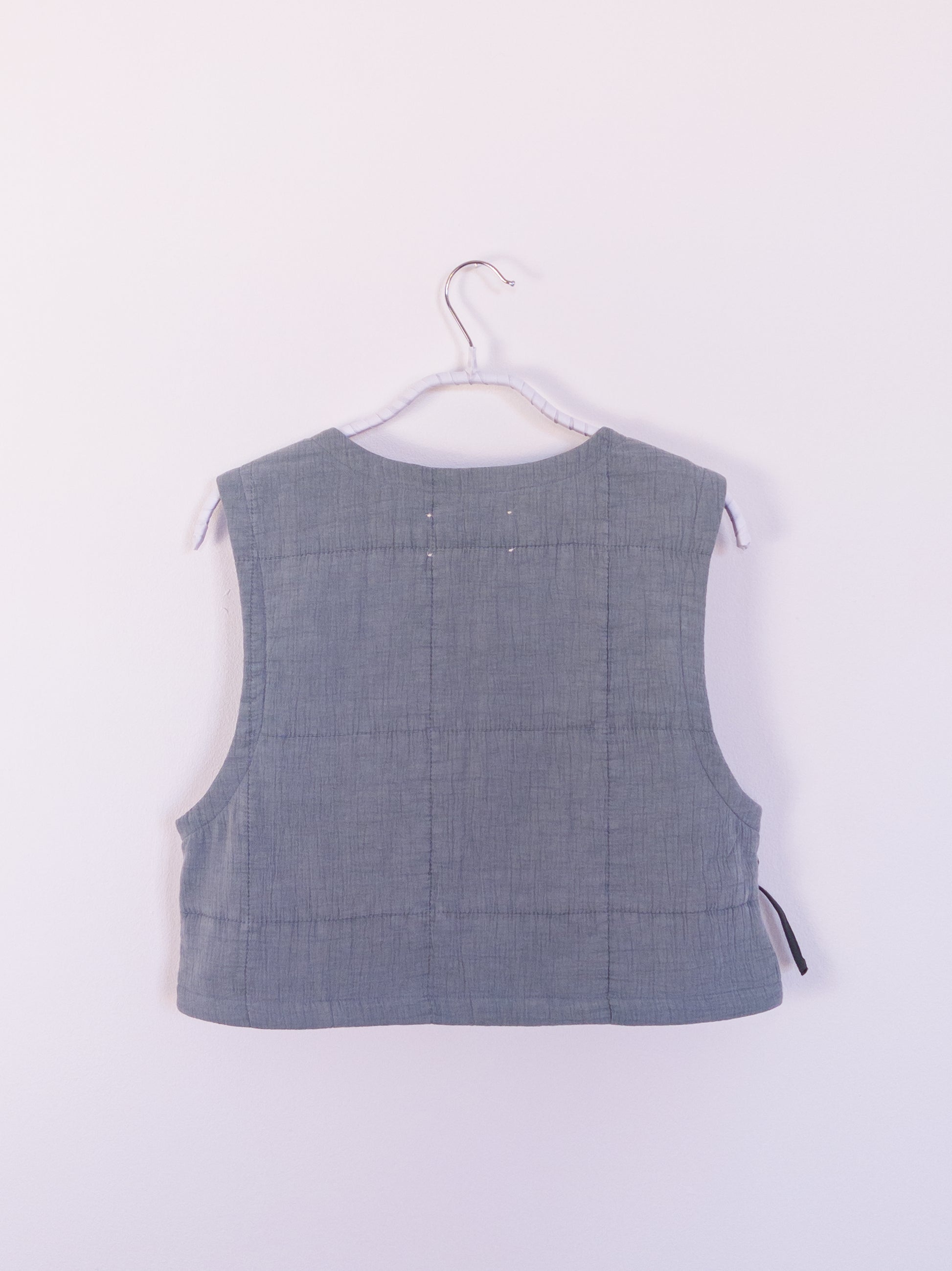 Rückansicht der „Soft Spot Vest“ aus zarter Baumwoll-Musseline mit feiner Steppstruktur.