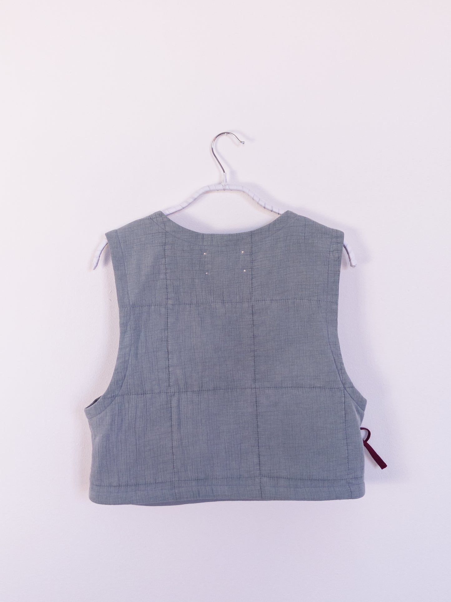 Rückansicht der „Soft Spot Vest“ aus zarter Baumwoll-Musseline mit feiner Steppstruktur.