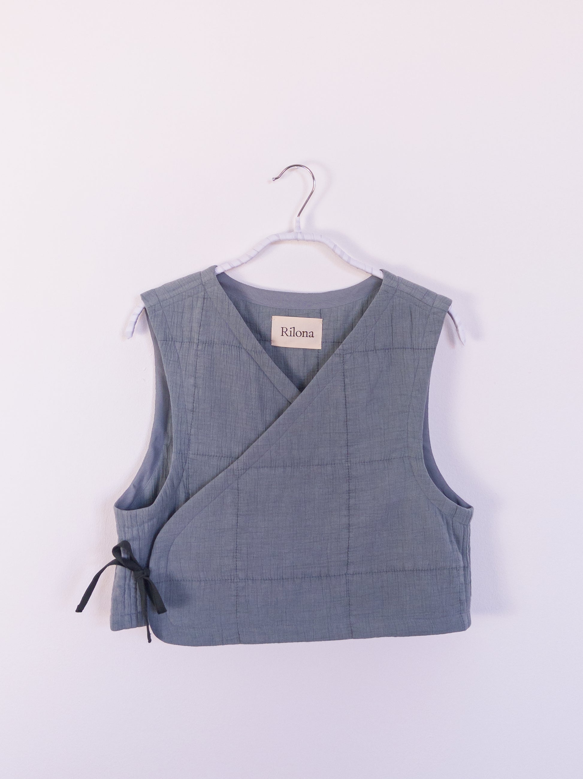 Vorderansicht der handgefertigten „Soft Spot Vest“ aus hellblauer Musselindecke mit quadratischer Steppung, weich und leicht.