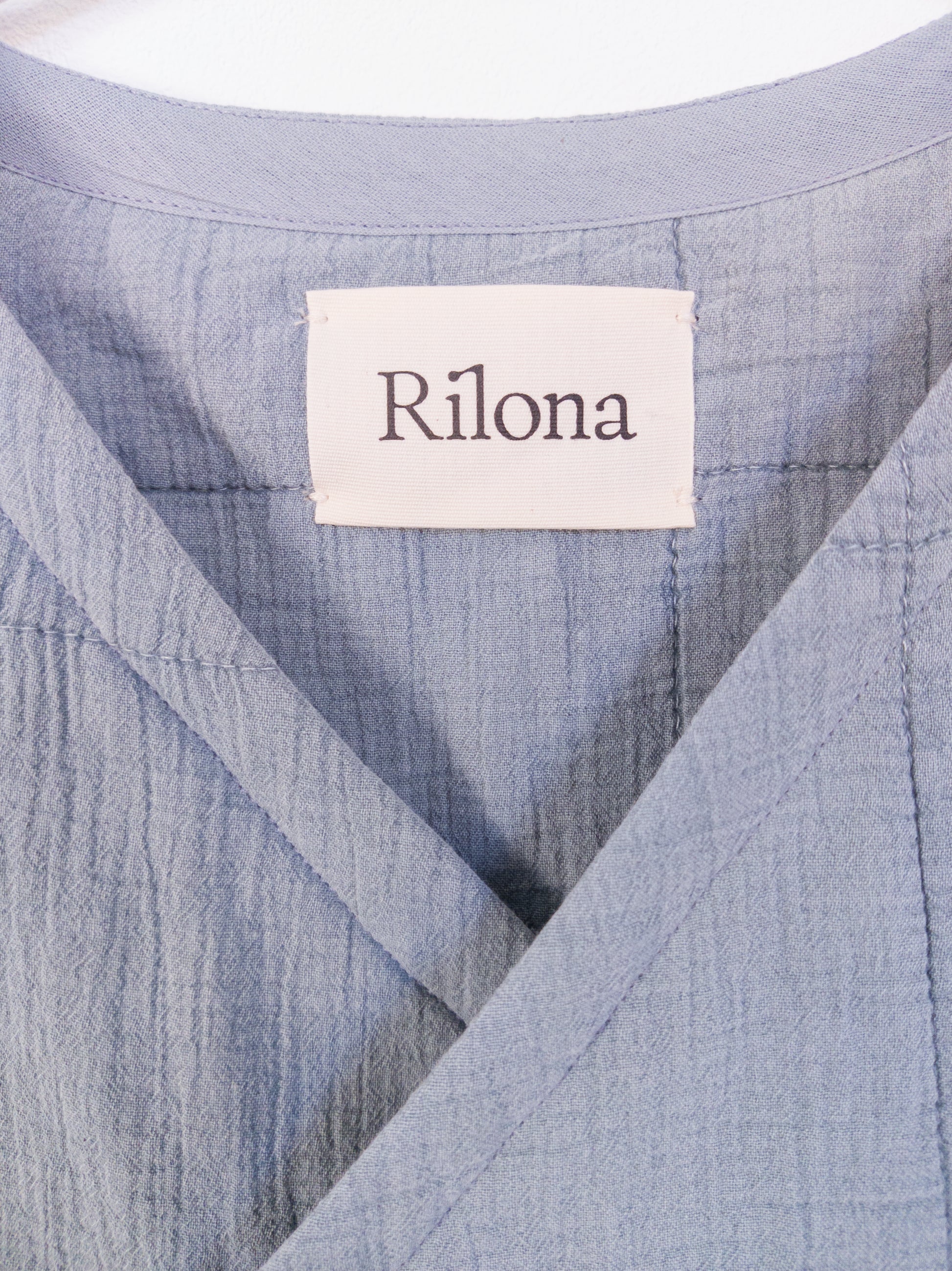 Detailansicht der „Soft Spot Vest“ mit Label im Ausschnitt.
