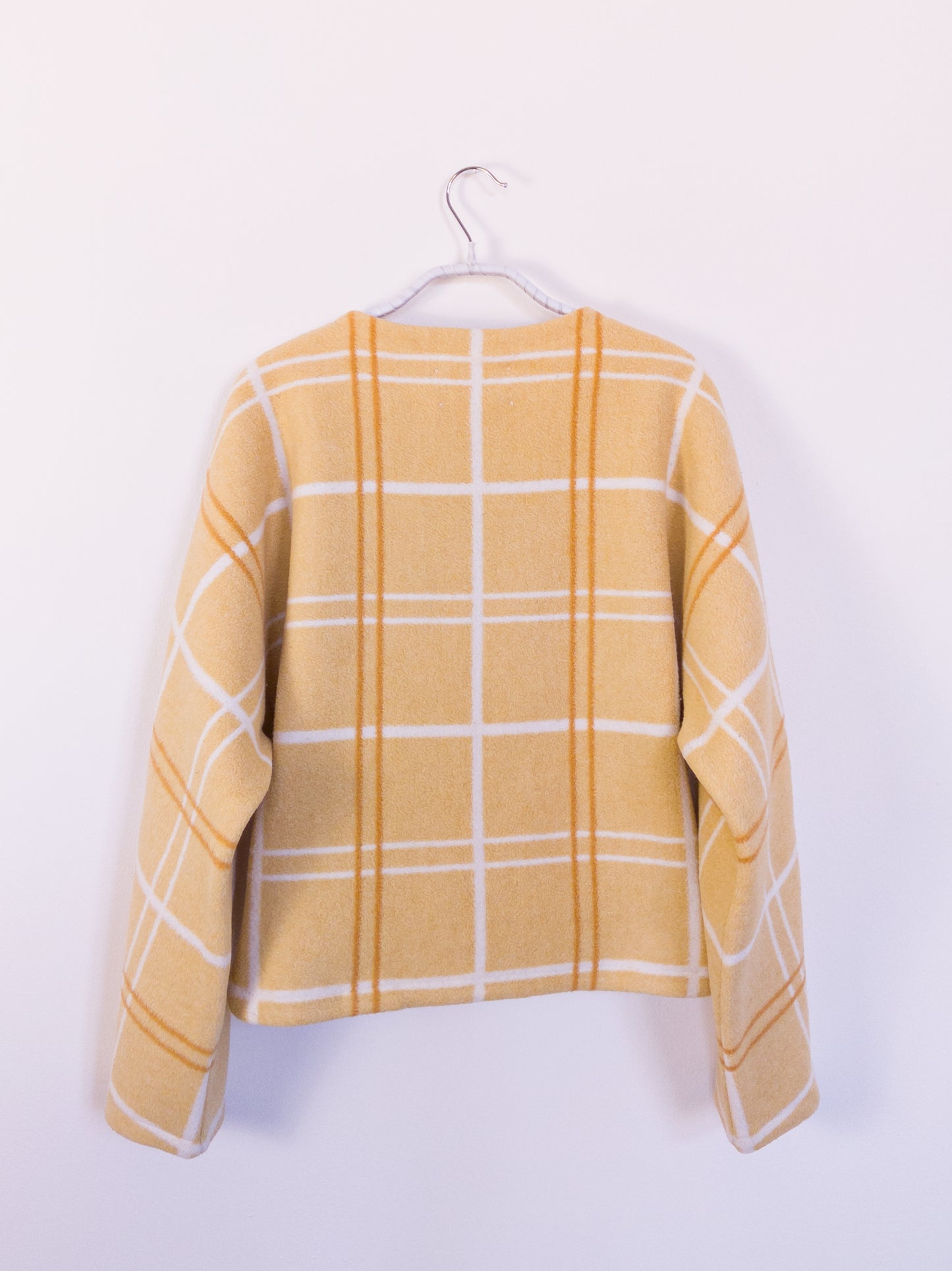 Rückansicht der „Sunny Side Up Jacket“ aus kariertem Baumwoll-Polyacryl-Gewebe in Gelb, Weiß und Orange.