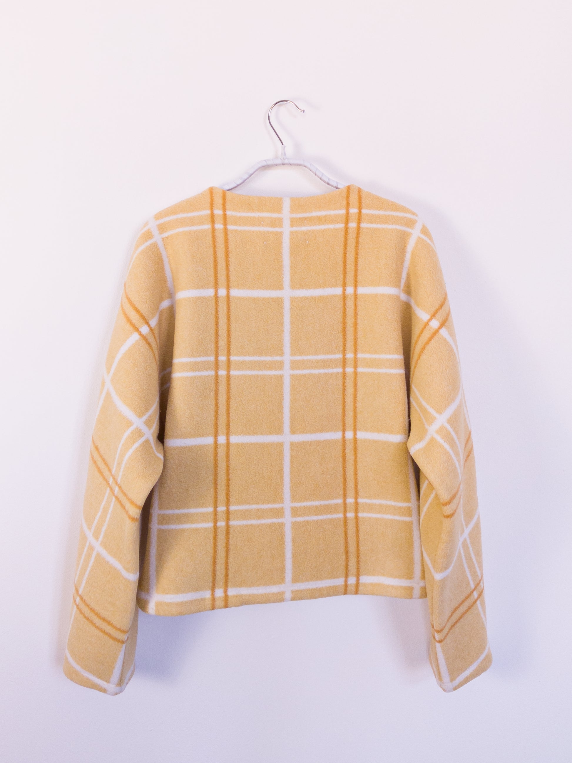 Rückansicht der „Sunny Side Up Jacket“ aus kariertem Baumwoll-Polyacryl-Gewebe in Gelb, Weiß und Orange.