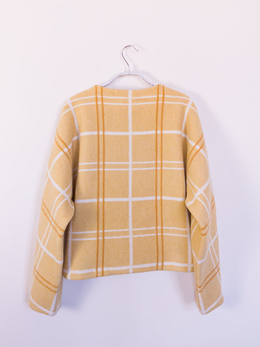 Rückansicht der „Sunny Side Up Jacket“ aus kariertem Baumwoll-Polyacryl-Gewebe in Gelb, Weiß und Orange.