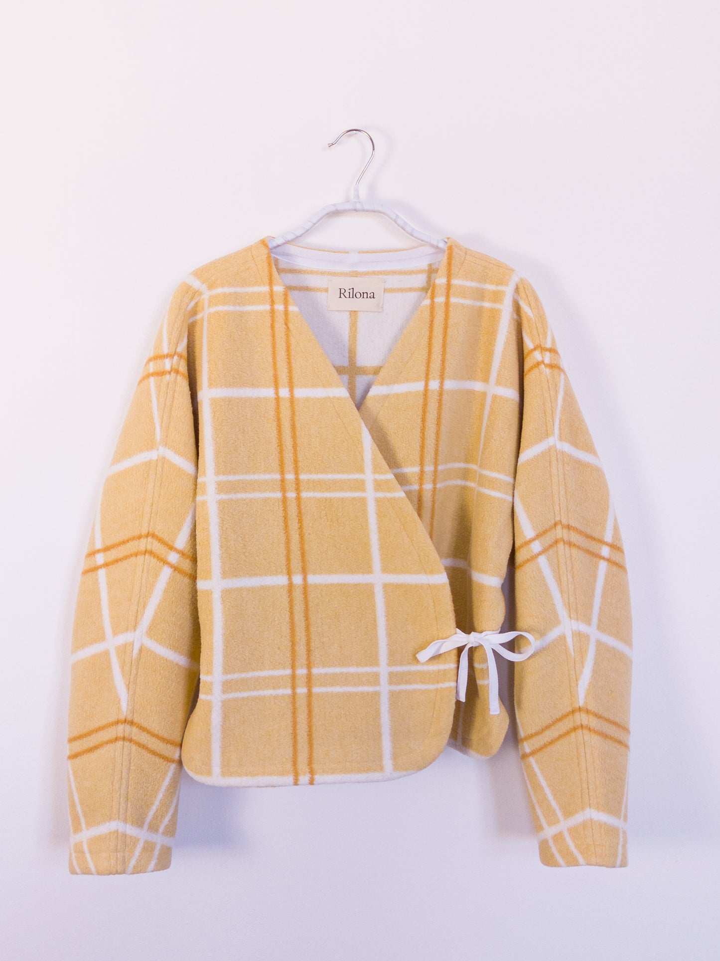 Vorderansicht der handgefertigten „Sunny Side Up Jacket“ aus gelb-weiß karierter Decke mit weicher, gebürsteter Oberfläche.