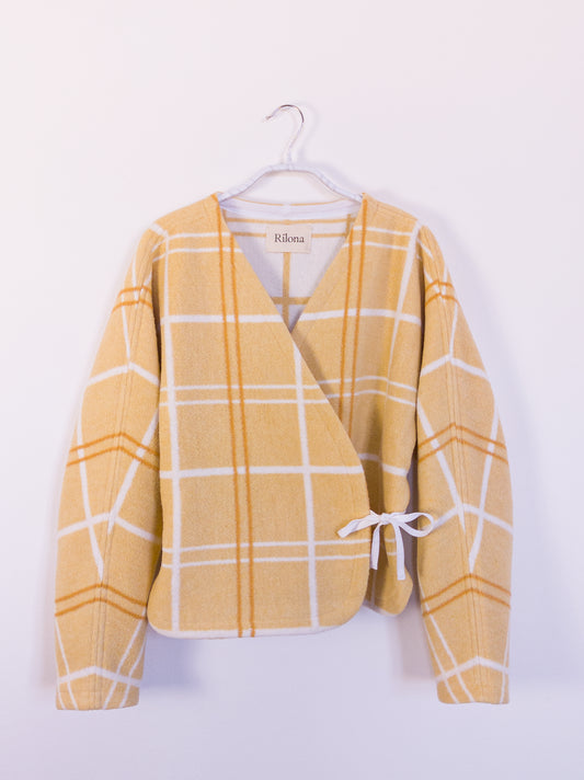 Vorderansicht der handgefertigten „Sunny Side Up Jacket“ aus gelb-weiß karierter Decke mit weicher, gebürsteter Oberfläche.