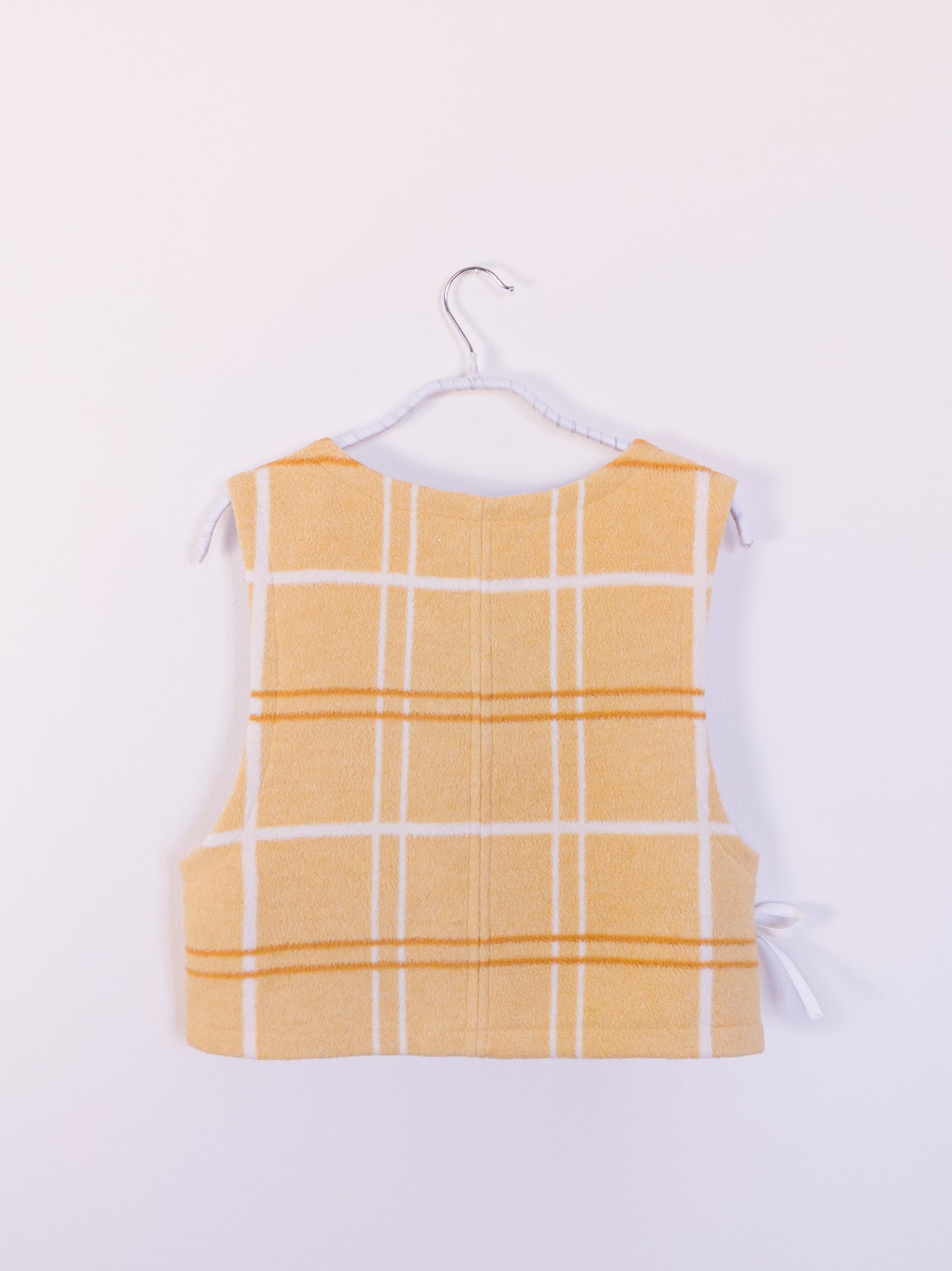 Rückansicht der „Sunny Side Up Vest“ aus kariertem Baumwoll-Polyacryl-Gewebe in Gelb, Weiß und Orange