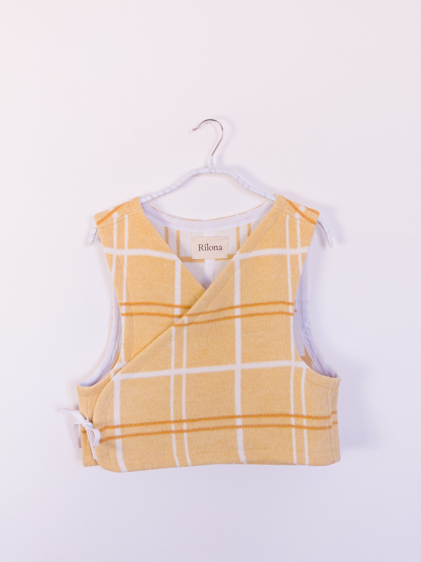 Vorderansicht der handgefertigten „Sunny Side Up Vest“ aus gelb-weiß karierter Decke mit weicher, gebürsteter Oberfläche.