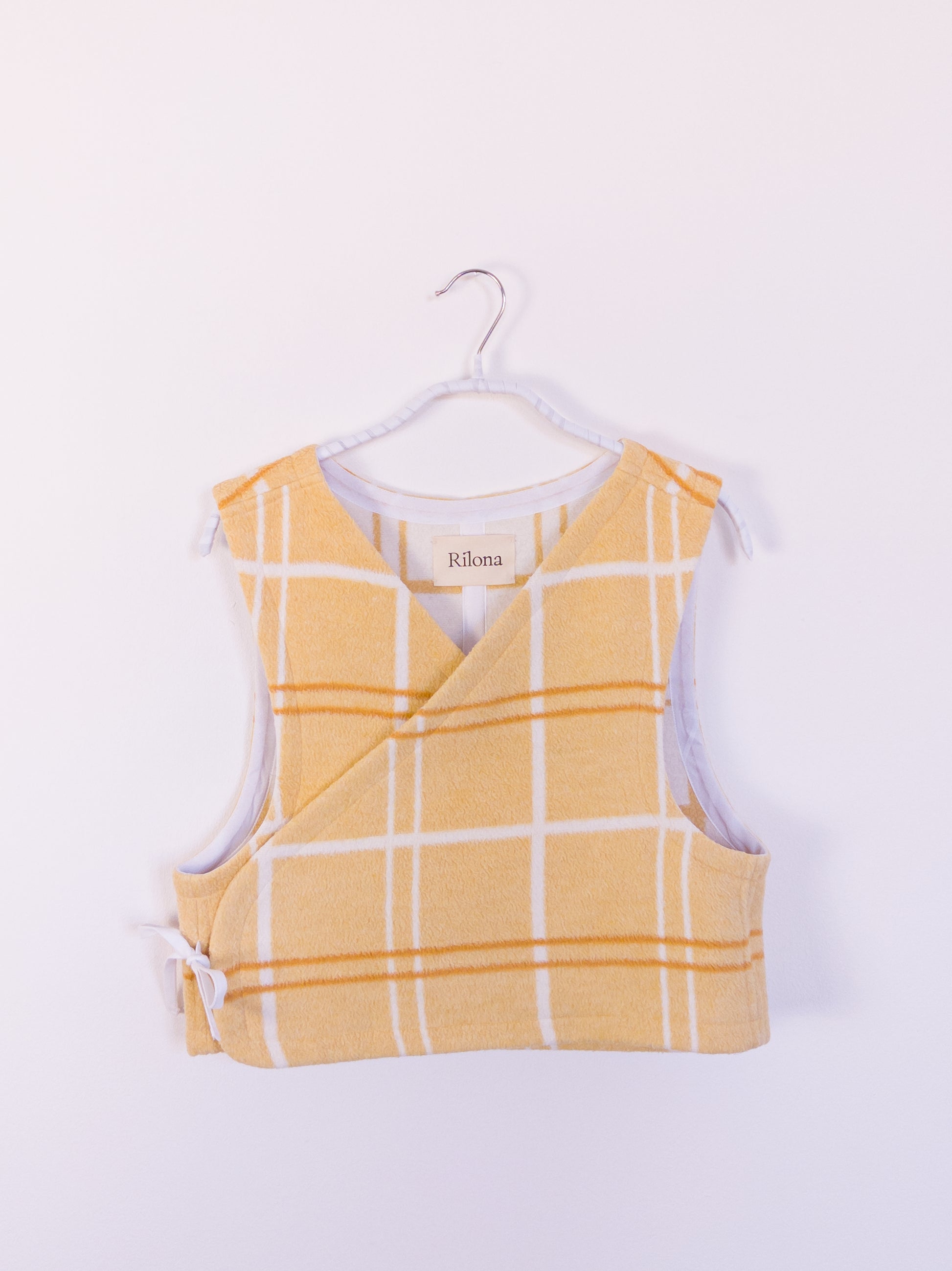 Vorderansicht der handgefertigten „Sunny Side Up Vest“ aus gelb-weiß karierter Decke mit weicher, gebürsteter Oberfläche.