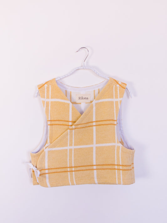 Vorderansicht der handgefertigten „Sunny Side Up Vest“ aus gelb-weiß karierter Decke mit weicher, gebürsteter Oberfläche.